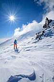 Frau auf Skitour steigt durch Sturm zum Ätna auf, UNESCO Welterbe Monte Etna, Ätna, Sizilien, Italien