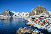 Ort Hamnoy am Meer mit verschneiten Bergen, Hamnoy, Lofoten, Nordland, Norwegen