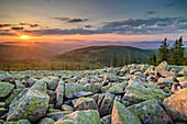 Sonnenaufgang über Felsblöcken am Gipfel des Lusen, Lusen, Nationalpark Bayerischer Wald, Bayerischer Wald, Niederbayern, Bayern, Deutschland