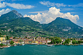 Gardasee mit Riva del Garda und Gardaseeberge, Riva del Garda, Gardaseeberge, Trentino, Italien
