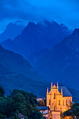 Beleuchtete Kirche von Sospirolo über Belluneser Dolomiten, Sospirolo, Nationalpark Belluneser Dolomiten, Dolomiten, UNESCO Welterbe Dolomiten, Venetien, Italien