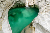 Herzförmiger Gumpen an Bergbach, Nationalpark Belluneser Dolomiten, Dolomiten, UNESCO Welterbe Dolomiten, Venetien, Italien