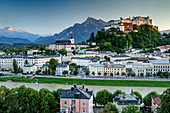 Stift Nonnberg und Hohensalzburg über Salzach mit Hoher Göll im Hintergrund, Salzburg, Österreich