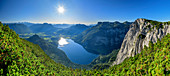 Panorama mit Tiefblick auf Altausseer See, Dachsteingebirge, Salzkammergut und Trisslwand im Hintergrund, Trisslwand, Salzkammergut, Salzburg, Österreich