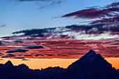 Rot glühende Wolken über Antelao, Dolomiten, UNESCO Welterbe Dolomiten, Venetien, Italien