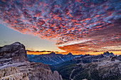 Rot glühende Wolken über Tofana, Antelao, Croda da Lago und Monte Pelmo, Dolomiten, UNESCO Welterbe Dolomiten, Venetien, Italien
