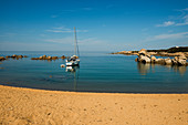 Küstenlandschaft und einsamer Sandstrand, bei Sartène, Département Corse-du-Sud, Korsika, Frankreich