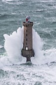 Frankreich, Finistère, Iroise Sea, 8. Februar 2014, Britischer Leuchtturm bei stürmischem Wetter während des Sturms Ruth, Kereon Lighthouse (Luftaufnahme)