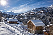 Frankreich, Savoyen, Tarentaise, Weiler La Rosière, Meribel Mottaret ist eines der größten Skigebietsdörfer Frankreichs, im Herzen von Les Trois Vallées (Die drei Täler), eines der größten Skigebiete der Welt mit 600 km markierter Fläche Wanderwege, westlicher Teil des Vanoise-Massivs, Blick auf den Mont du Vallon (2952 m) und den Mont de Peclet (3012 m)