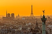 mit der Julisäule (Colonne de Juillet) am Place de la Bastille, der Kathedrale Notre Dame auf der Ile de la Cite, dem Eiffelturm, den Invalides Kuppel und die Kirche Saint Germain des Pres