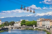 Frankreich, Isère, Grenoble, die Bastille-Seilbahn oder die Bubbles, die erste städtische Seilbahn der Welt mit dem Belledonne-Massiv im Hintergrund