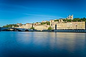 Frankreich, Rhône, Lyon, historische Stätte, UNESCO Weltkulturerbe, die Saône-Dämme, die Kathedrale Saint Jean und die Basilika Notre Dame de Fourviere im Hintergrund