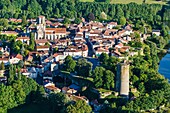Frankreich, Vendee, Vouvant, ausgezeichnet mit 'Les Plus Beaux Villages de France' (Die schönsten Dörfer Frankreichs), die Tour Melusine und die Kirche Notre Dame de l'Assomption (Luftaufnahme)