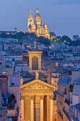 Frankreich, Paris, die Basilika Sacre-Coeur auf dem Hügel Montmartre und die Kirche Notre Dame de Lorette bei Nacht beleuchtet