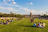 Frankreich, Paris, Esplanade des Invalides, Picknick an Sommerabenden
