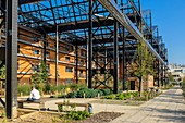 Frankreich, Paris, Halle Pajol, Gebäude für positive Energie, produziert seinen Strom mit 3500 m2 Photovoltaik-Modulen, Rosa-Luxemburg-Gärten