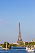 Frankreich, Paris, Seine, Eiffelturm und Ile aux Cygnes (Insel der Schwäne)