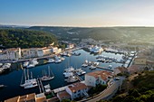 Frankreich, Corse-du-Sud, Bonifacio, Marine District oder Lower Town, der Yachthafen