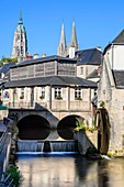 Frankreich, Calvados, Bayeux, Wassermühle an der Aure im ehemaligen Sonnenviertel und Kathedrale Notre Dame (11. bis 15. Jahrhundert)