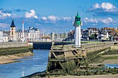 Frankreich, Calvados, Pays d'Auge, Trouville sur Mer, Leuchtturm und der Fluss Touques