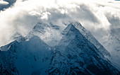 Dramatische Wolkenstimmung über verschneiten Stubaier Alpen, Tirol, Österreich