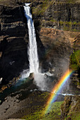 Wasserfall Háifoss mit Regenbogen, Island