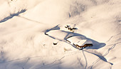 Tief verschneite Hütte in den Kitzbüheler Alpen, Tirol, Österreich