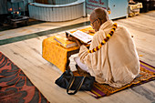 Radhakund, Vrindavan, Uttar Pradesh, Indien, Brahmane beim Studium der Veden am Radhakund