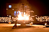 Surabikund, Govardhan, Vrindavan, Uttar Pradesh, Indien, Holy Name Retreat, mit 8.000 Ghee-Lampen erläuchteter Surabikund, Lampe der Arati-Zeremonie