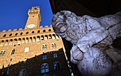 Palazzo Vecchio und Figuren des Loggia dei Lanzi am Piazza della Signoria, Florenz, Toscana, Italien