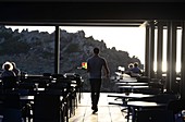 Bar mit Bedienung an der Küste westlich von Ajaccio am Pointe Parata, West- Korsika, Frankreich