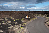 Kleiner Schrein und Windräder in der Vulkanlandschaft von Fuencaliente, La Palma, Kanarische Inseln, Spanien, Europa