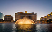 Springbrunnen am Hotel Bellagio in der Abenddämmerung in Las Vegas, USA\n
