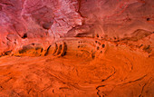 Rote Felswand mit Formationen im Valley of Fire, USA\n