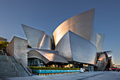 Walt Disney Concert Hall in Los Angeles in der Dämmerung\n
