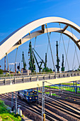 Brücke über Eisenbahn zwischen Werft und Stadt, Popieluszki Straße, Danzig, Polen, Europa