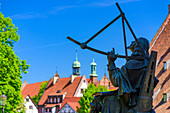 Denkmal des Astronomen Johannes Hevelius, Dächer und Türme rund um den Heveliusplatz, Danzig, Polen, Europa