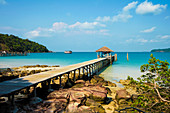 Pier am schönen weißen Sandstrand auf dieser Ferieninsel, Sarazenen-Bucht, Koh Rong Sanloem-Insel, Sihanoukville, Kambodscha, Indochina, Südostasien, Asien