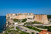 Die Zitadelle und Altstadt von Bonifacio auf schroffen Klippen, Bonifacio, Korsika, Frankreich, Mittelmeer, Europa
