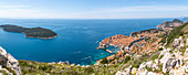 Panoramablick auf die mit Mauern versehene Altstadt von Dubrovnik und die Adria von erhöhter Position aus, Dubrovnik Riviera, Kroatien, Europa