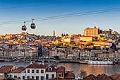 Sonnenuntergang über dem Ribeira-Viertel und dem ehemaligen Bischofspalast, UNESCO-Weltkulturerbe, Porto, Portugal, Europa