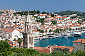 Blick von der Sveti Marko Kirche zum Arsenal und zur Promenade am Hafen, Hvar, Insel Hvar, Dalmatien, Kroatien, Europa