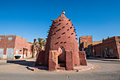 Old water well in the center of Timimoun, western Algeria, North Africa, Africa