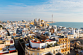 Blick auf die Kathedrale Santa Cruz vom Tavira-Turm aus, Cádiz, Andalusien, Spanien, Europa