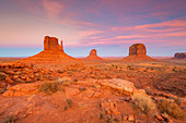 Sandsteinfelsen im Monument Valley, Navajo Tribal Park an der Grenze zwischen Arizona und Utah, Vereinigte Staaten von Amerika, Nordamerika