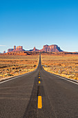 Die Straße, die zum Monument Valley, Navajo Tribal Park an der Grenze zwischen Arizona und Utah, Vereinigte Staaten von Amerika, Nordamerika führt