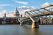 Millennium Bridge und St. Paul's Cathedral, London, England, Vereinigtes Königreich, Europa