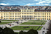 Erhöhte Ansicht des Schlosses Schönbrunn, des UNESCO-Weltkulturerbes und der Skyline der Stadt Wien vom Garten des Schlosses Schönbrunn, Wien, Österreich, Europa