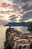 Erhöhte Ansicht von Vernazza bei Sonnenuntergang, Cinque Terre, UNESCO-Weltkulturerbe, Ligurien, Italien, Europa