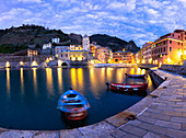 Verankerte Boote im Hafen von Vernazza in der Abenddämmerung, Cinque Terre, UNESCO-Weltkulturerbe, Ligurien, Italien, Europa